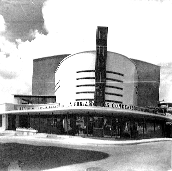 El Cine París inició sus actividades en 1954. En 1978 se transforma en Teatro La Campiña