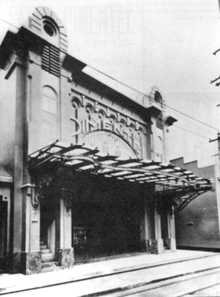 El Teatro Pimentel aperturo en 1930, a la muerte del General Gómez fue saqueado, después abrio de nuevo en 1936 con el nombre de Teatro Coliseo. En 1954 fue demolido. Estaba ubicado entre las esquinas Díaz a Peinero. Imagen y datos tomados del libro "Los cines de Caracas en el tiempo de los cines" de Nicolás Sidorkov´s, 1994