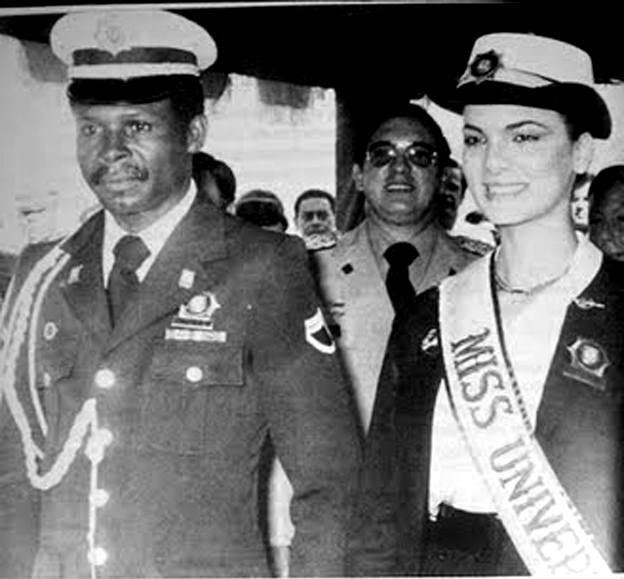 Mis Universo 1979, Maritza Sayalero se convirtió el 15 de agosto en el agente 1907, adscrita a la Brigada Femenina de la Policía Metropolitana. La gráfica se aprecia a la Reina de Belleza junto al agente más popular de Caracas, Apascacio Mata