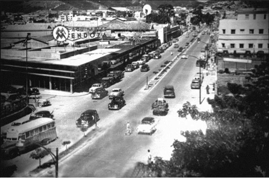 Durante muchos años, empresas como Maquinarias Mendoza, propiedad de Don Eugenio Mendoza, se establecieron en Catia, lo cual le dio mucha vida comercial y empleos a la vida catiense. Avenida Sucre. 1940