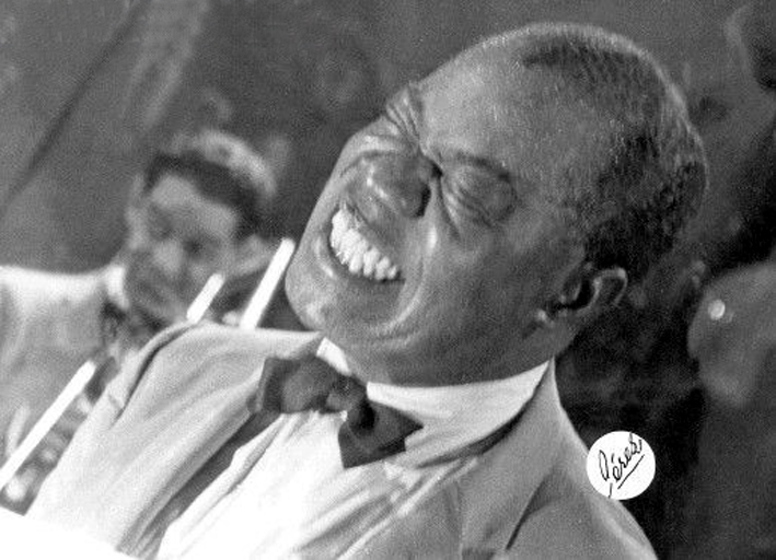 El archifamoso jazzista Louis Armstrong llegó al Hotel Tamanaco, y al hacer su “check in” fue notificado que el hotel estaba lleno. En realidad fue víctima del racismo de los dueños del hotel. En la gráfica del 