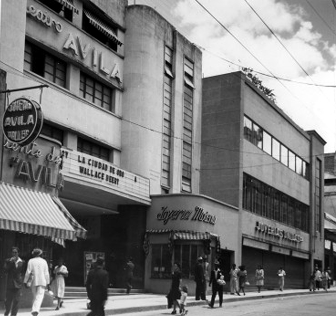 El Teatro Ávila se encuentra en la Avenida Sur 4 en Esquina Esquina Bolsa y Mercaderes en el distrito central de Caracas era un cine importante desde que se abrió el 24 de febrero de 1939, con Louis Rainer en 